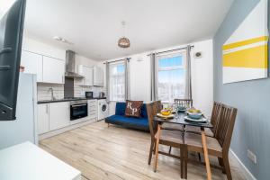 Canning Town 4 Bed flat sleeps 7- for groups, families and contractors- with Free Parking
