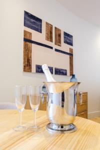 Art Deco 12 Luxury 2BR Apartment Downtown Metro AC