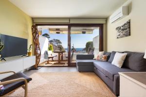 Lets Holidays garden house in front of the beach