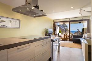 Lets Holidays garden house in front of the beach