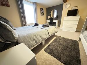 Llanidloes Townhouse-pet-friendly-sleeps 7-Mid Wales