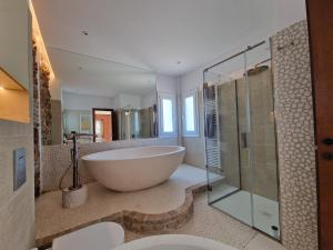 Villa Arian mit tollem Meeresblick und Luxusausstattung in Gialasi