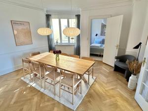 Deluxe 4BR 180 m2 canal & castle view prime location
