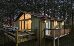 2-bedroom cabin, with a Fireplace, PS5, BBQ, fitness room, and a private hot tub