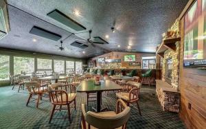 2-bedroom cabin, with a Fireplace, PS5, BBQ, fitness room, and a private hot tub