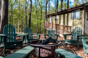 2-bedroom cabin, with a Fireplace, PS5, BBQ, fitness room, and a private hot tub