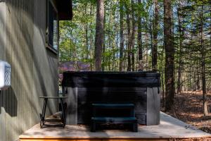 2-bedroom cabin, with a Fireplace, PS5, BBQ, fitness room, and a private hot tub