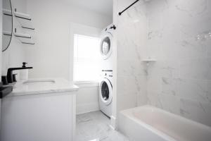 Fully renovated 3Bdr apt 1.5 block from the beach