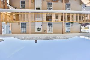 Fully renovated 3Bdr apt 1.5 block from the beach