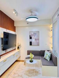 RJ Elite Escape 2BR Condo w balcony near SM Iloilo