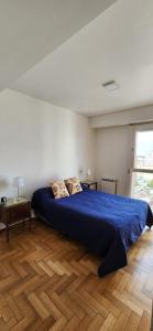 Amplio departamento con cochera en pleno centro