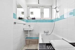 Spacious 3-Bed Apt near Shoreditch with Parking