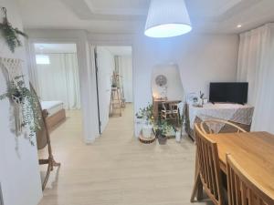 Căn Hộ 3 Phòng Ngủ (Three-Bedroom Apartment)