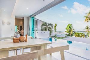 Seaview Beachfront Villa 3