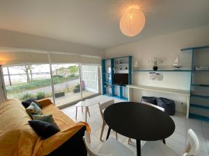 Appartements Appartement 4 personnes, rez-de-chaussee, piscine, plage a 200 m, wifi - FR-1-709-32 : photos des chambres