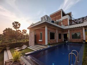 Villa with Private Pool, 12 mins walk to Beach