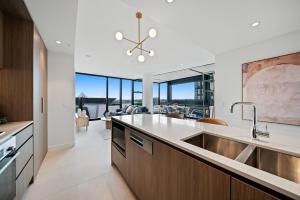 Prime Location CBD with Pool & Gym