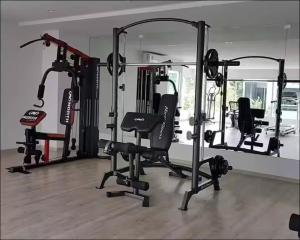 Stunning Condo - BTS On Nut - Pool, Gym, Wi-Fi