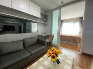 Stunning Condo - BTS On Nut - Pool, Gym, Wi-Fi