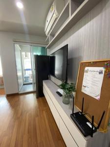 Stunning Condo - BTS On Nut - Pool, Gym, Wi-Fi