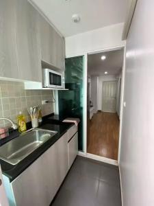 Stunning Condo - BTS On Nut - Pool, Gym, Wi-Fi