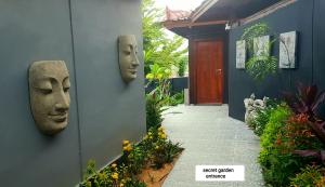 Ekas secret garden surf villas, walk to waves