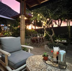 Ekas secret garden surf villas, walk to waves