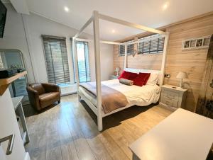 1 or 2 bedroom Hot tub Lodges