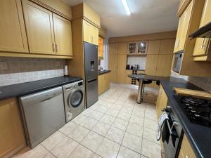 Serene waterfront escape! Luxury, King bed!