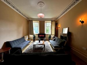 Cheerful 5 Bedroom House Close to Central West End and Parking