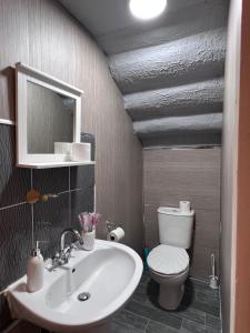 Cheerful 5 Bedroom House Close to Central West End and Parking