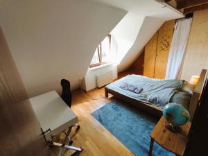 Ruhiges Zimmer mit Blick in den Garten