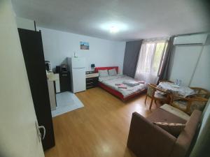 Тих двустаен самостоятелен апартамент с двор,до площада на Сандански