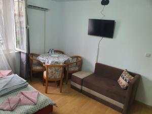 Тих двустаен самостоятелен апартамент с двор,до площада на Сандански