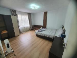 Тих двустаен самостоятелен апартамент с двор,до площада на Сандански