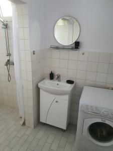 Тих двустаен самостоятелен апартамент с двор,до площада на Сандански