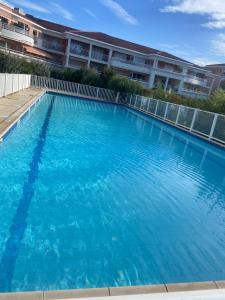 2P jardin Sud vue Lac avec piscine tennis parking privé