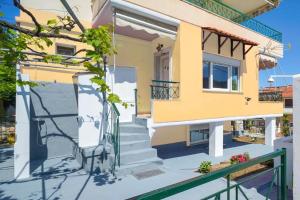 Las sirenas maisonnettes by the beach groundfloor and semi basement