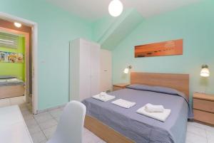 Las sirenas maisonnettes by the beach groundfloor and semi basement