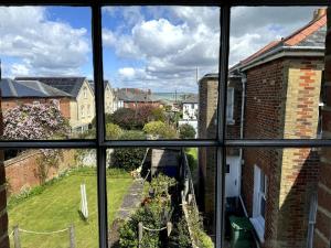 Gulls, charming seaside cottage, centrally located