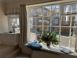 Gulls, charming seaside cottage, centrally located