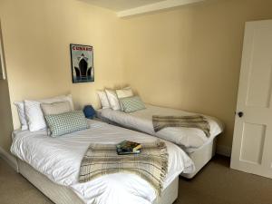 Gulls, charming seaside cottage, centrally located