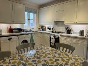 Gulls, charming seaside cottage, centrally located