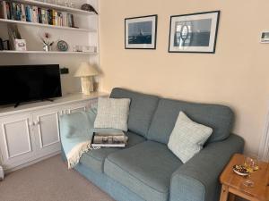 Gulls, charming seaside cottage, centrally located