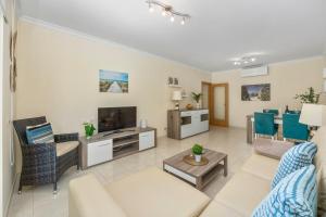 Pool with Beach 10 Away - Comfort and Tranquility