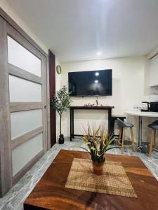 Baguio Condo - City Hub - Urban Oasis in Pines with Pool & Mountain View