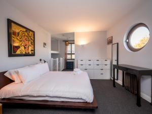 Unique 1 Bed over 3 Floors with Private Terrace - Pass the Keys