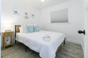 Hot Tub 5 min to beach King Bed