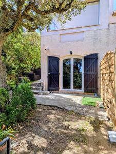 Calme et verdure près de la mer