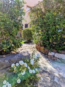 Eucalyptus, calme entouré de verdure et près de la mer